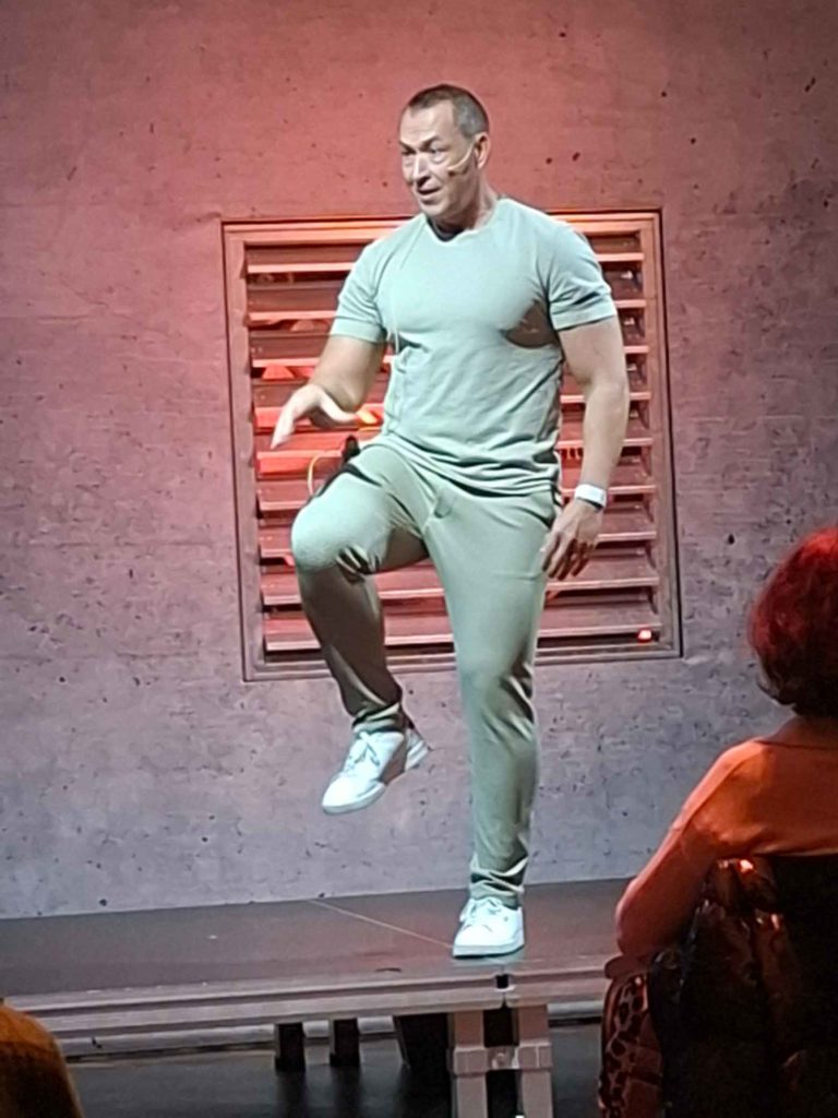 Gesundheitsexperte-Peter-Hinjal-begeistert-im-INJOY-Dorsten-2024
