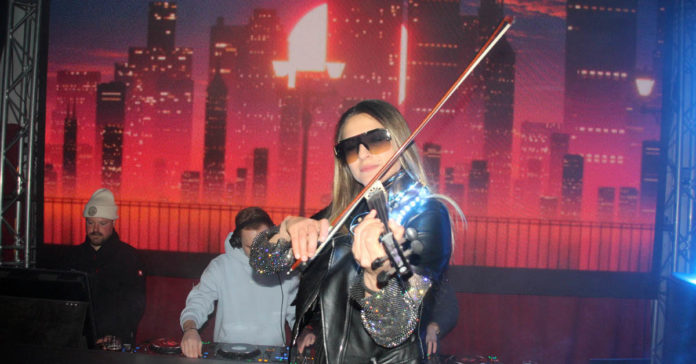 Violinistin Marisha und Plastic Funk beim Winterzauber 2024 in Dorsten