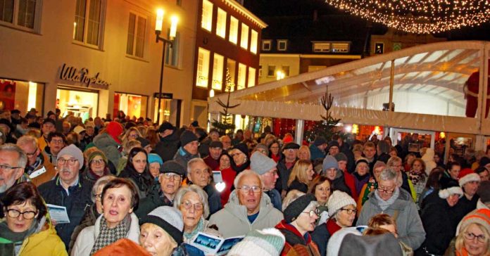 Weihnachtssingen beim Winterzauber auf dem Dorstener Marktplatz 2024