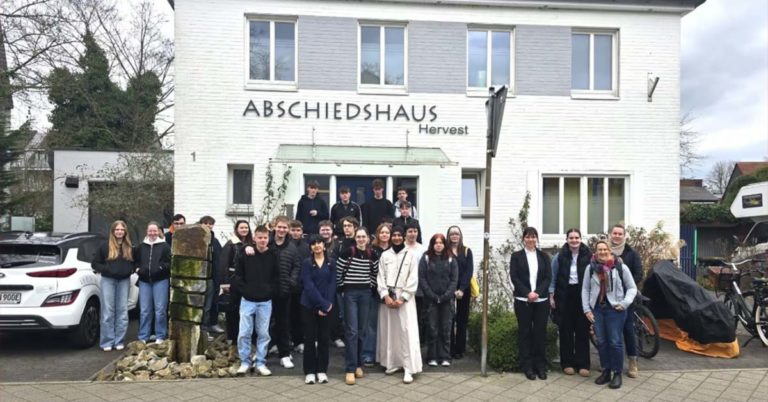 Gesamtschüler besuchen Bestattungshaus Geismann