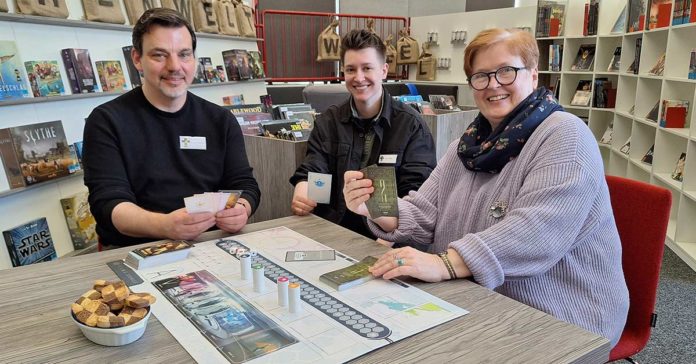 Zusammen in der "Zwischenwelt": Bernd Wellhöner (stv. Bibliothenksleiter), Azubi Flynn Mortier und Sabine Podlaha (Amtsleiterin Schule und Weiterbildung) am Spieletisch. Foto: Borgwardt