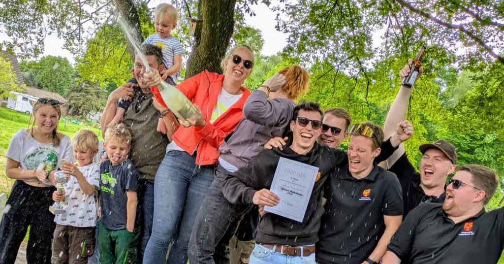 So sehen Sieger aus - Seifenkistenrennen Emmelkamp 2025 Dorsten-Holsterhausen
