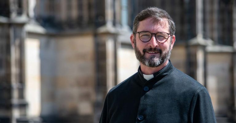 „Ungewöhnlicher Weg ins Amt“: Dorstener Thomas Kuhn wird zum Priester geweiht