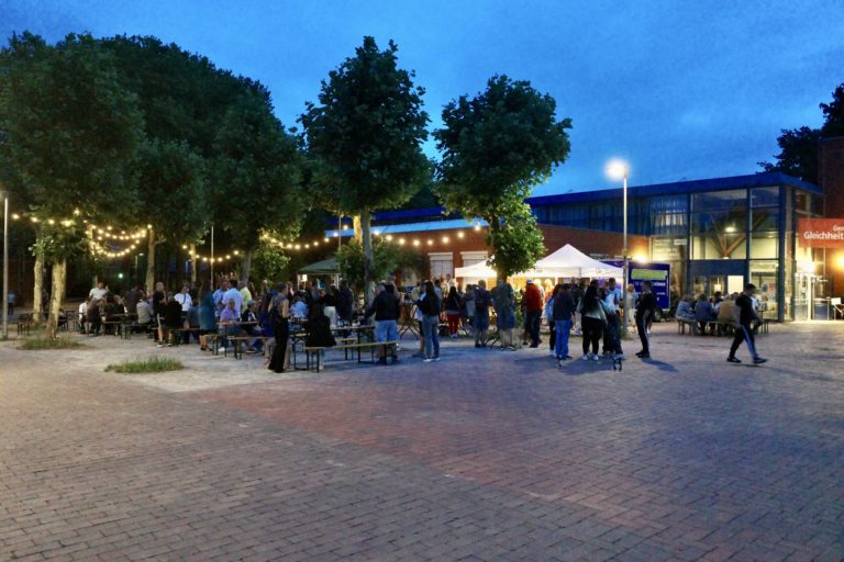 Biergarten unter Platanen: Wulfener Marktplatz wird zum Gartenlokal