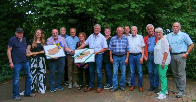 Feierliche Staffelstab-Übergabe von der Bürgerrunde Feldmark an die Bürgerrunde Hervest – ein Symbol für den Zusammenhalt der Stadtteile. Foto: Christian Haug