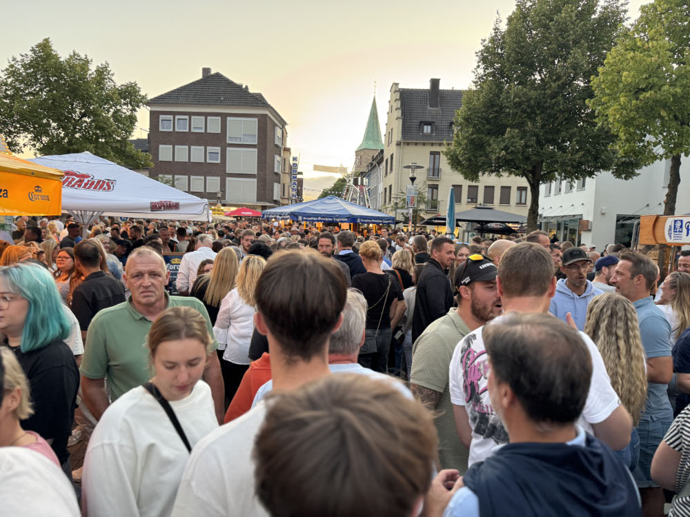 Volle Innenstadt bei der Bierbörse in Dorsten 2025