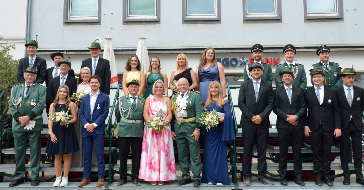 Kaiser Horst Jahnich präsentiert sich in der Dorstener Altstadt