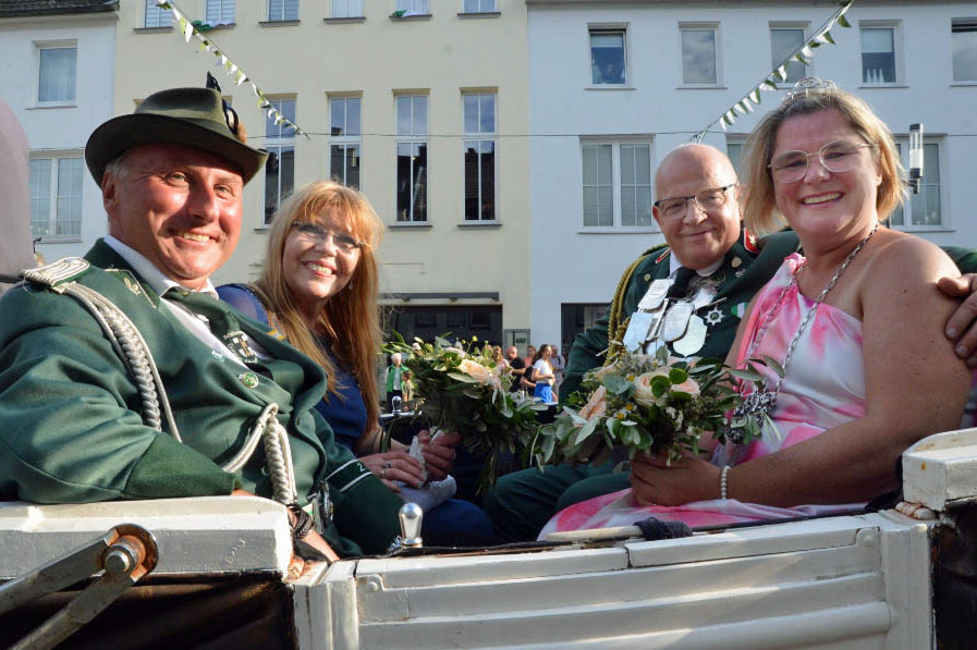 Kaiser Horst Jahnich und Königin Denise Krüskemper sowie Prinzregentenpaar Sabine Jahnich und Major Thomas Krüskemper.