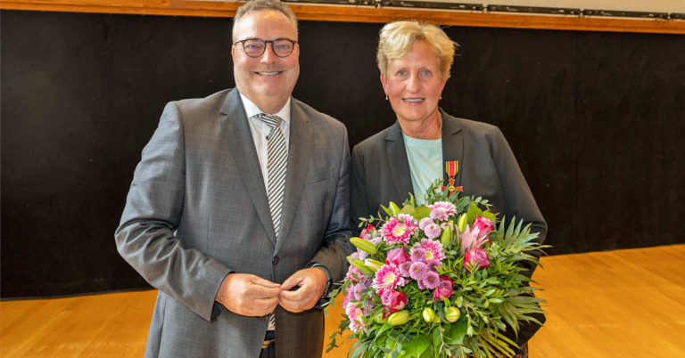 Landrat Bodo Klimpel überreicht Dr. Ulrike Bertlich das Bundesverdienstkreuz