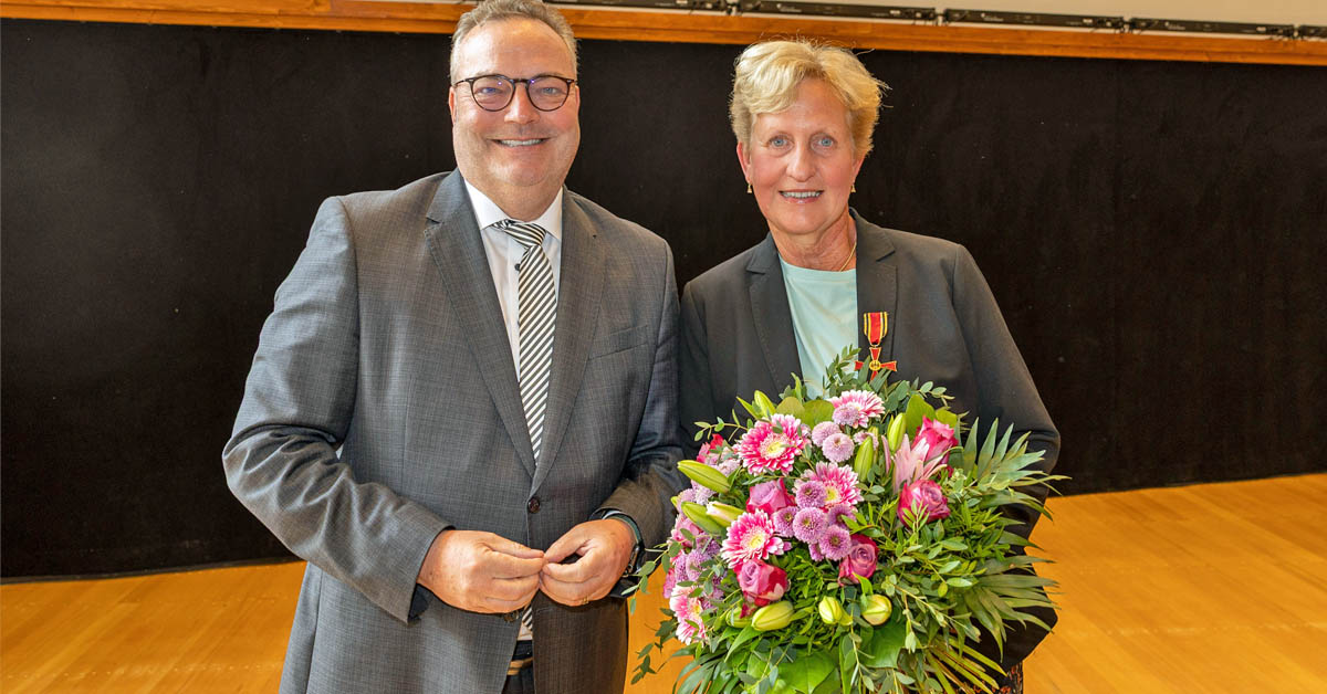 Landrat Bodo Klimpel überreicht Dr. Ulrike Bertlich das Bundesverdienstkreuz