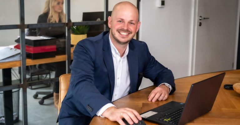Marcel Wengrzyk in seinem Büro in Dorsten-Stadtsfeld – seit 10 Jahren engagierter Ansprechpartner für Versicherungs- und Finanzberatung.
