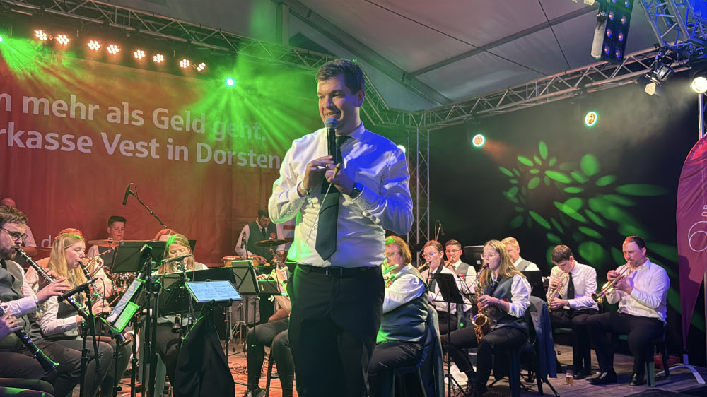 Oliver Göttlich und das Blasorchester Erler Jäger beim Schützenfest in Dorsten Altstadt