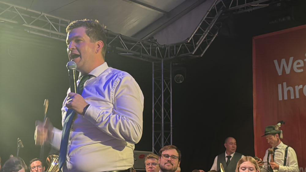 Oliver Göttlich und das Blasorchester Erler Jäger beim Schützenfest in Dorsten Altstadt
