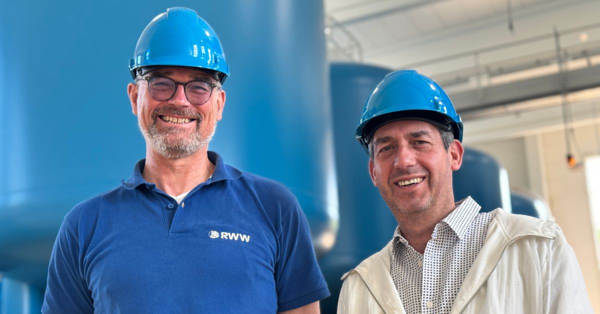 (v. l.) Peter Tewes, der Leiter der technischen Instandsetzung des Holsterhausener Standortes, und Ramon Steggink, Pressesprecher der RWW, gewährten einen exklusiven Einblick in das Dorstener Wasserwerk. Seit fast 100 Jahren sichert das Werk die Versorgung mit hochwertigem Trinkwasser – von der Quelle bis zum Hahn.