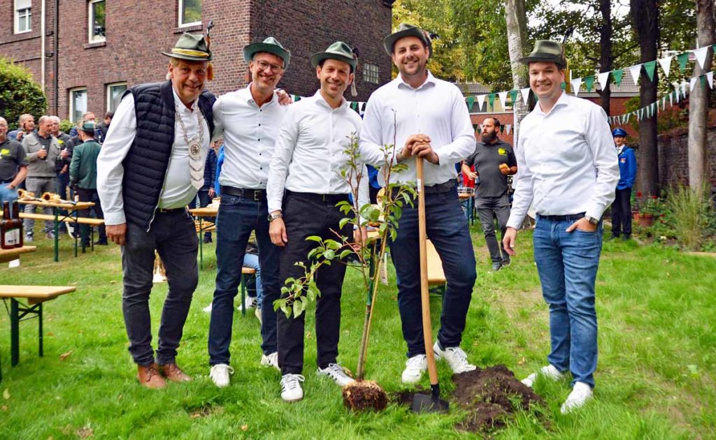 Schützenfest-Altstadt-Dorsten 2025. Pflanzung eines Birnenbaums im Rahmen der aktuellen Baum-Challenge