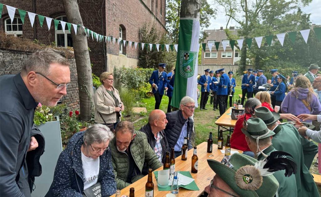 Gemütliches Beisammensein nach der Vorparade der Schützen Dorsten 2025