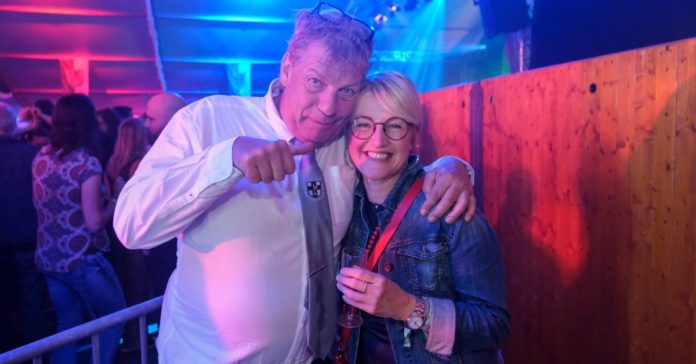 Kaiser Alexander Krauel und Königin Anja Bellendorf feiern den Auftakt des Altstadt-Schützenfests Dorsten 2025 am Freitagabend im Festzelt. Foto: Julian Konetzka