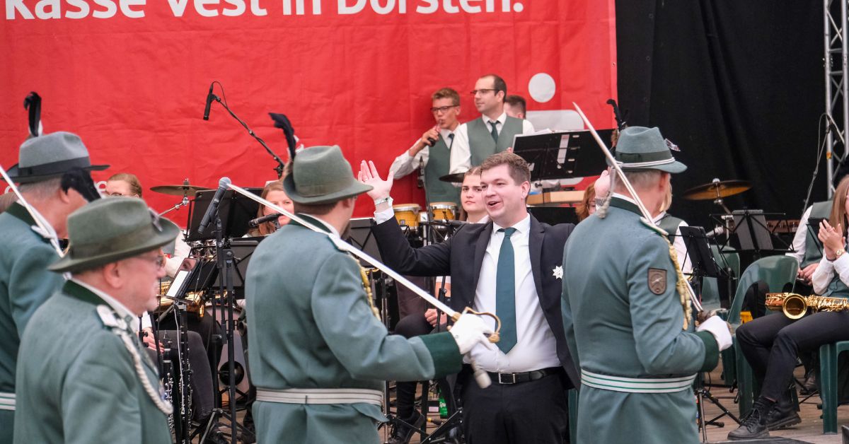 Dirigent Oliver Göttlich mit den Erler Jägern beim Auftakt des Altstadt-Schützenfests in Dorsten. Foto: Julian Konetzka