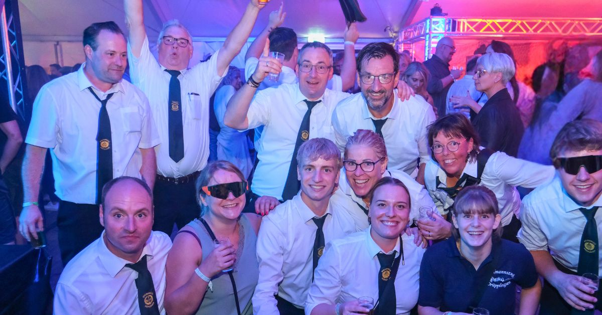 Beste Stimmung beim Schützenfest Altstadt: Gemeinsam wurde am Freitagabend ausgelassen gefeiert. Foto: Julian Konetzka