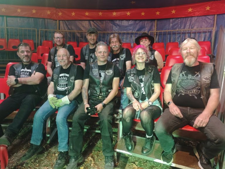 Kinder-Ferienzirkus gestartet: Star-Riders MC packen beim Zeltaufbau mit an