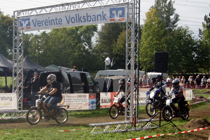 Auf’m Maisfeld links Mofarennen