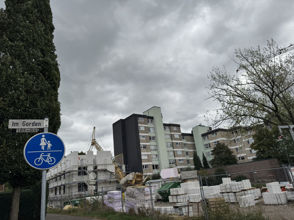 Baukran stürzt in Dorsten-Holsterhausen in Rohbau