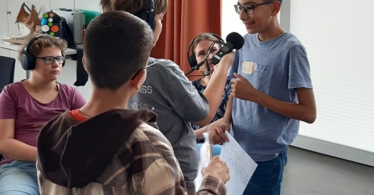 Radio LEO Löwe macht Kinder zu Radiomachern