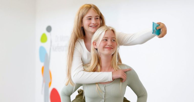 Strahlende Gesichter und schöne Zähne zeigen, wie wichtig ein selbstbewusstes Lächeln in der Praxis von Dr. Marny Abendroth ist. Foto: Dr. Marny Abendroth