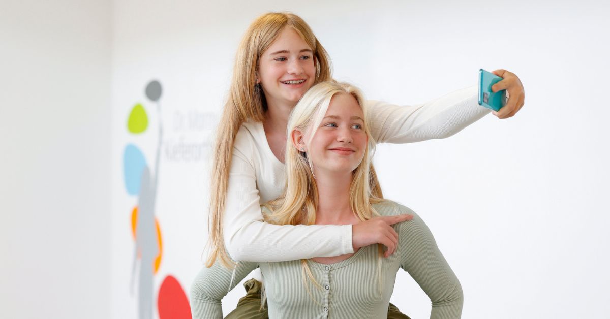 Strahlende Gesichter und schöne Zähne zeigen, wie wichtig ein selbstbewusstes Lächeln in der Praxis von Dr. Marny Abendroth ist. Foto: Dr. Marny Abendroth