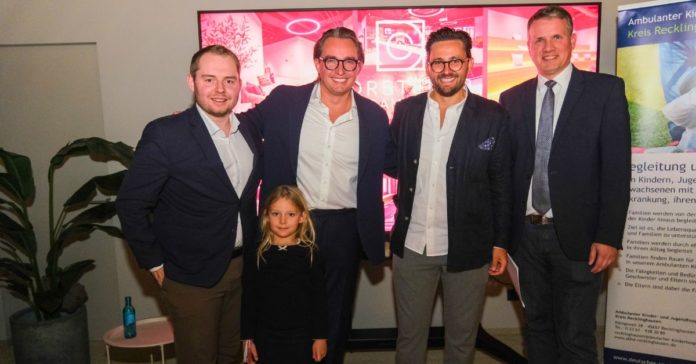 Eröffnung des Dorstener Campus: (v.l.n.r.) CDU-Bundestagsabgeordneter Nicklas Kappe, Luca Schlotmann, eine seiner Töchter, Lennart Schlotmann, Bürgermeister Tobias Stockhoff