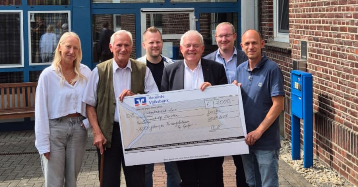 Spendenübergabe im Haus der Lebenshilfe Dorsten: Die Firma Grefer überreicht einen Scheck über 7.000 Euro zum 100-jährigen Jubiläum. Foto: Lebenshilfe Dorsten