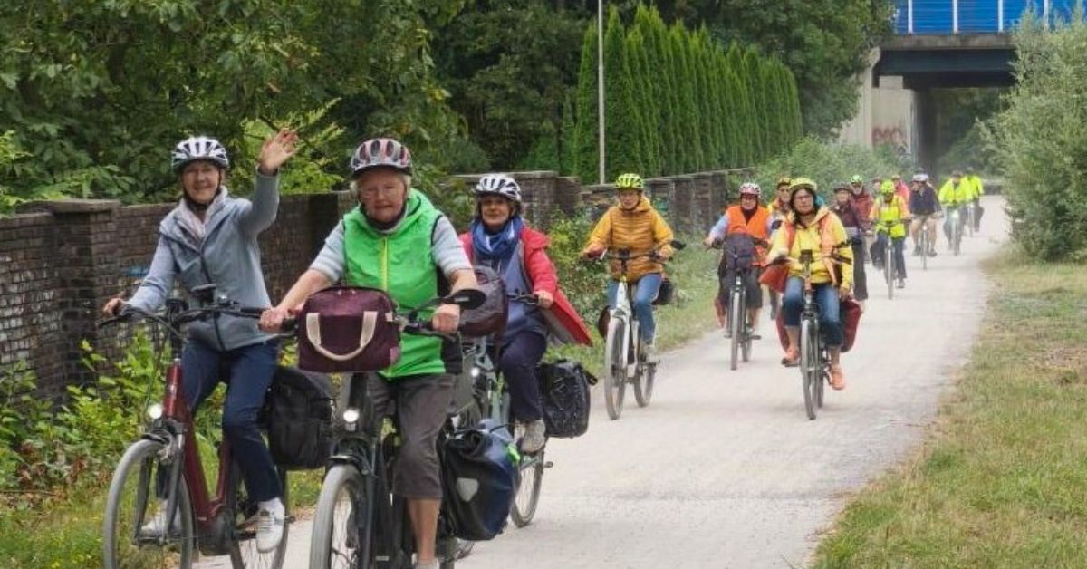 Eine große Gruppe Radfahrerinnen und Radfahrer genießt die gemeinsame Ausfahrt auf einem Radweg in Dorsten. Foto: Stadt Dorsten