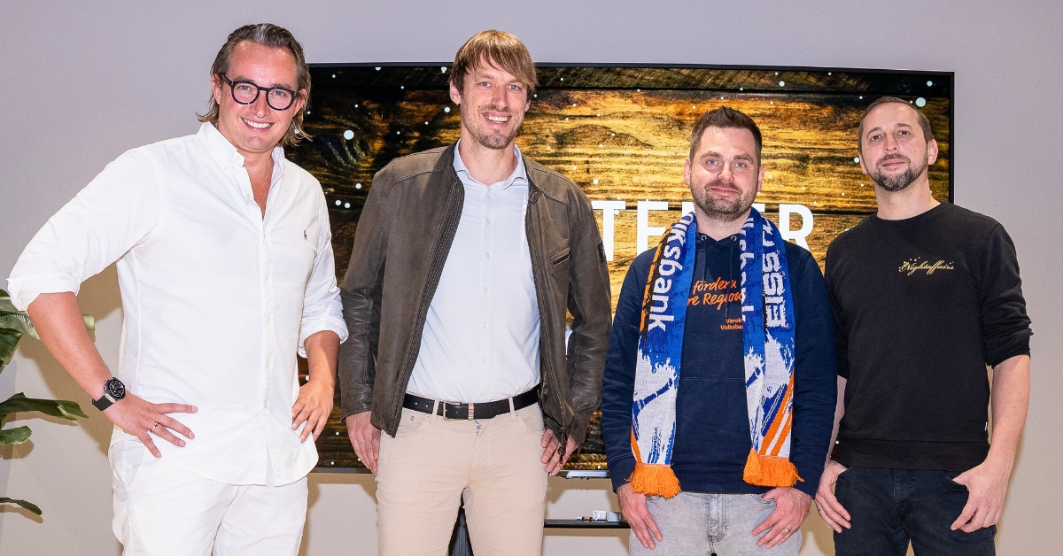 Luca Schlotmann, Tobias Bellendorf (Hauptsponsor des Winterzaubers und Inhaber des Autohauses Bellendorf in Kirchhellen), Andreas Loncki (Vereinte Volksbank) sowie Hans Schuster von Nightaffairs. Foto: Christian Schwitt