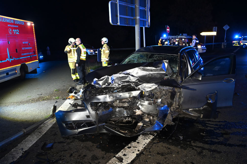 Acht verletzte Personen, sowie eine schwer verletzte 19-jährige Frau in Dorsten nach einem Unfall auf der  Hervester Brücke