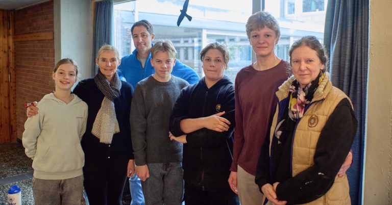 Stadtteiljubiläum Hardt mit der Direktorin Realschule St. Ursula Miriam Baumeister und Mitstreiter des Fördervereins der Schule.