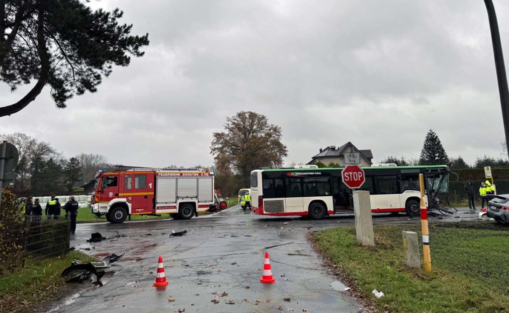 Durch die Wucht des Aufpralls prallte eines der Autos gegen einen Bus