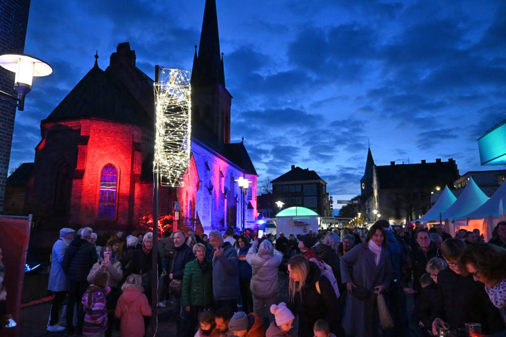 Viele Kinder in Dorsten kamen, um den Heiligen St. Martin beim Lichterfest zu sehen.