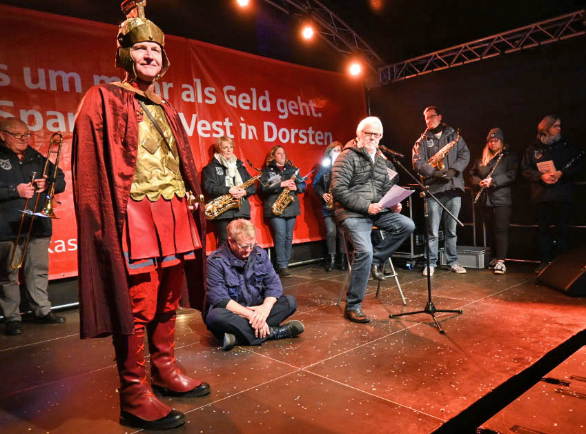 Altbürgermeister Lambert Lütkenhorst liest die Geschichte des heiligen St. Martin vor