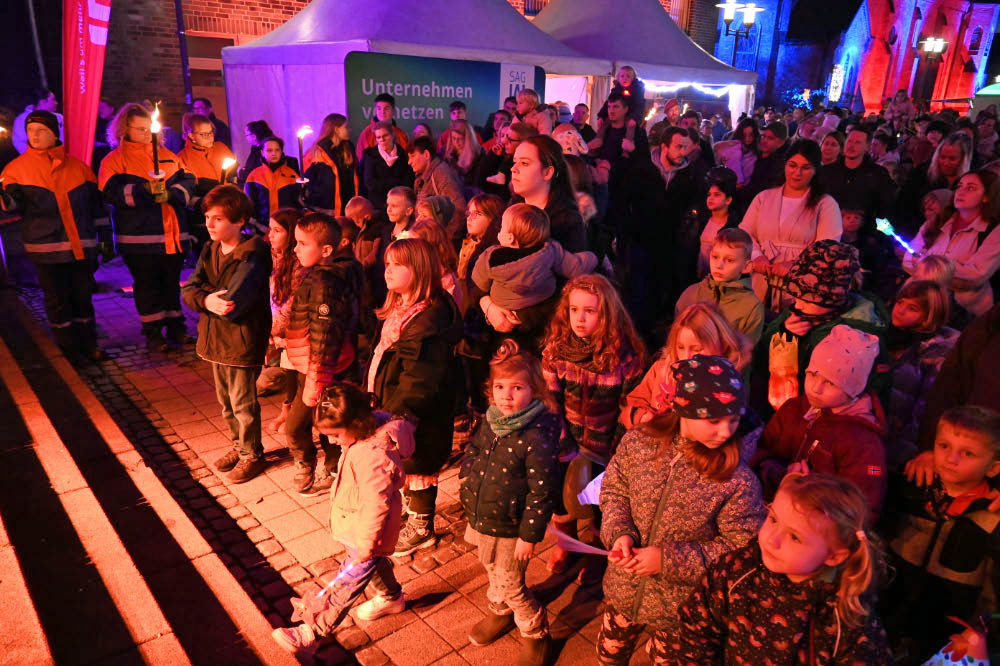 Bunte Laternen und viele Kinder beim St. Martin in Dorsten