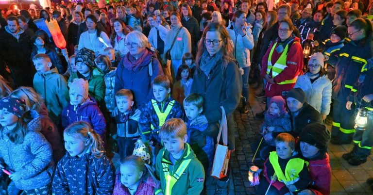 Leuchtende Laternen und fröhliche Kinder: St. Martin in Dorsten
