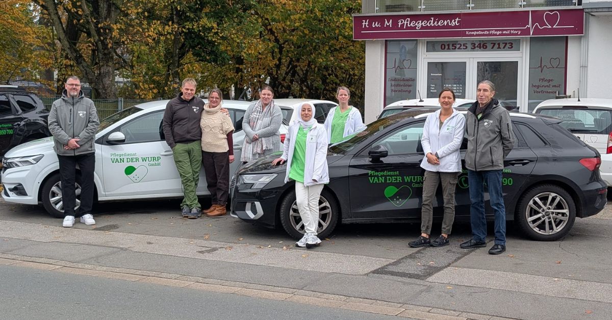 Das Team des Pflegedienstes van der Wurp vor dem bisherigen Standort des H. u. M. Pflegedienstes in Rhade, der ab Februar 2026 als neue Zweigstelle weitergeführt wird. Foto: Heimatmedien GmbH