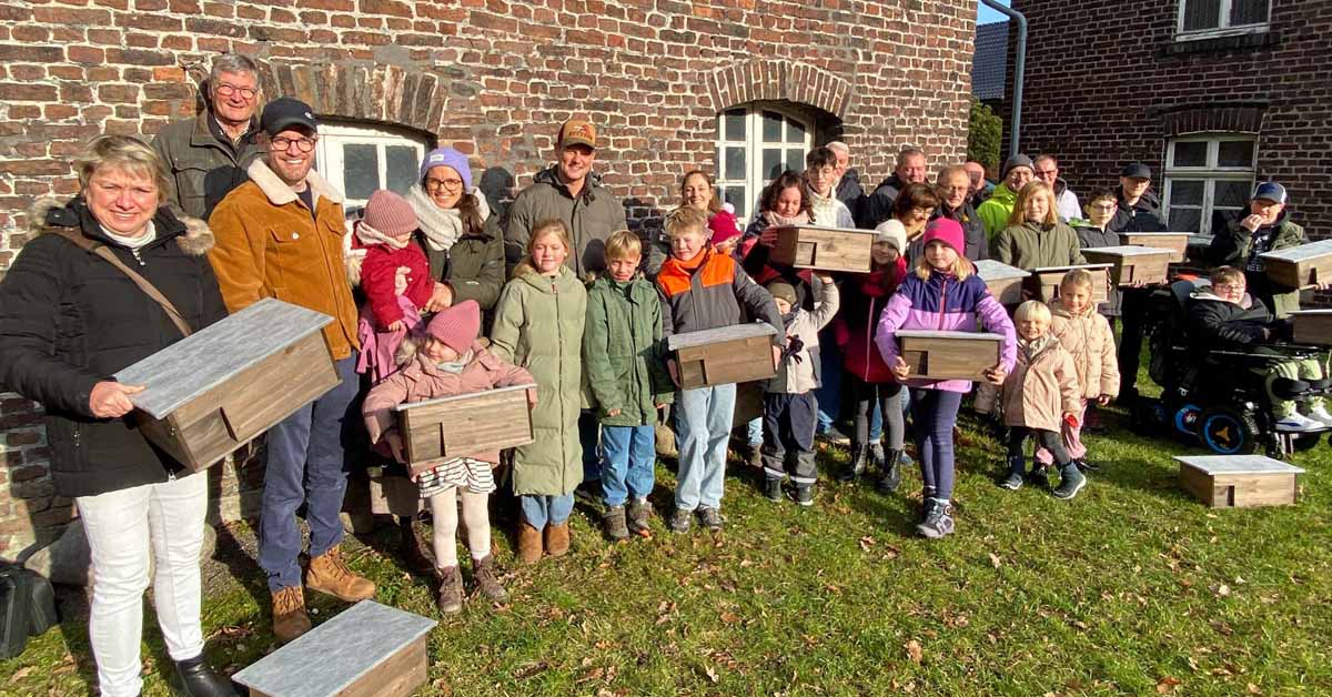 Bauaktion der BürgerRunde Feldmark: 40 Teilnehmende fertigen ihre Igelkiste.
