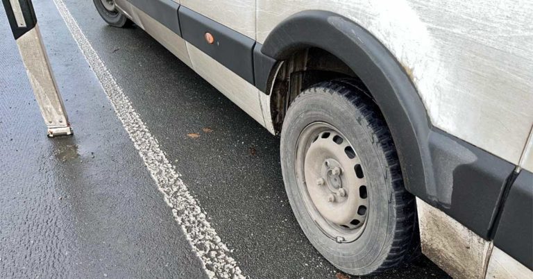 Polizei kontrolliert LKW bei Schwerpunktkontrolle