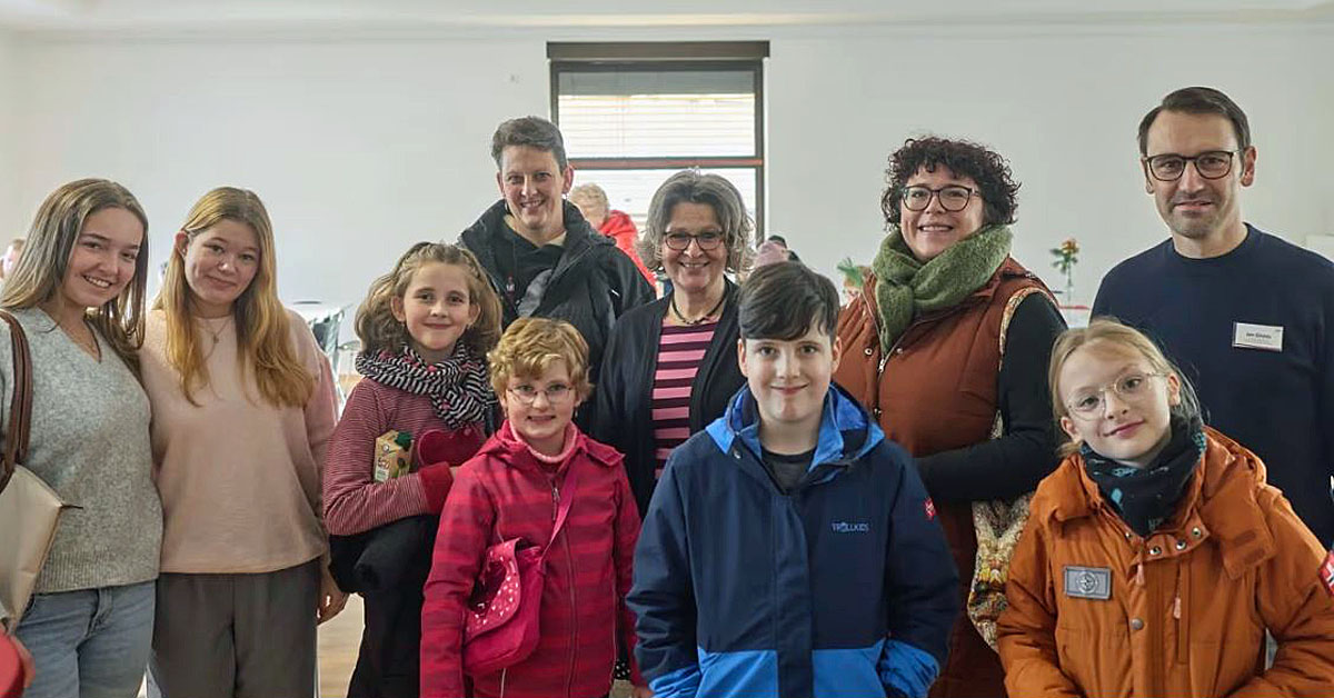 Sandra Grimm-Jandewerth und Jan Gödde mit Schülern und Eltern