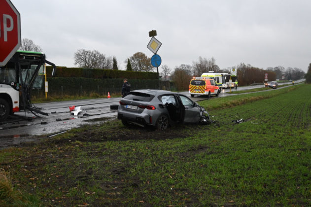Schwerer Unfall in Dorsten mit Schulbus-Bochumer Stra&szlig;e-B 224-Kreizung Barbarastra&szlig;e