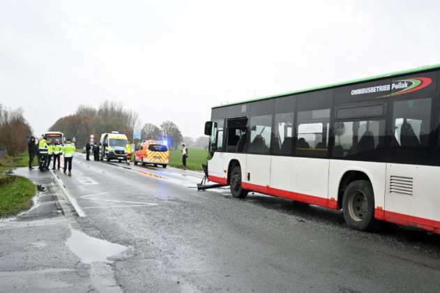 Schwerer Unfall in Dorsten mit Schulbus-Bochumer Stra&szlig;e-B 224