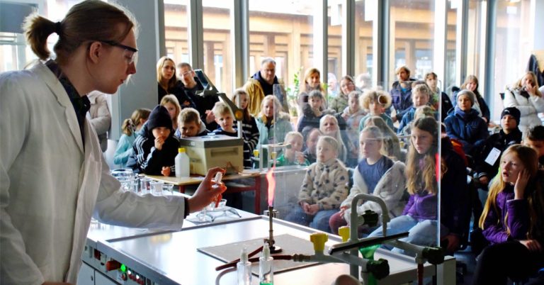 So lebendig präsentiert sich die Gesamtschule Wulfen. Wie hier im Chemieraum
