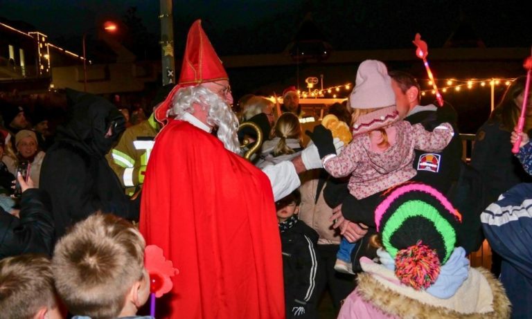 Der Nikolaus begrüßt die Kinder am Kanal.