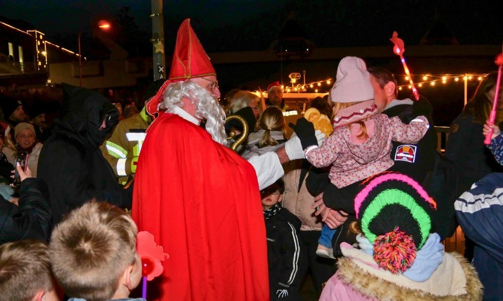 Der Nikolaus begrüßt die Kinder am Kanal.