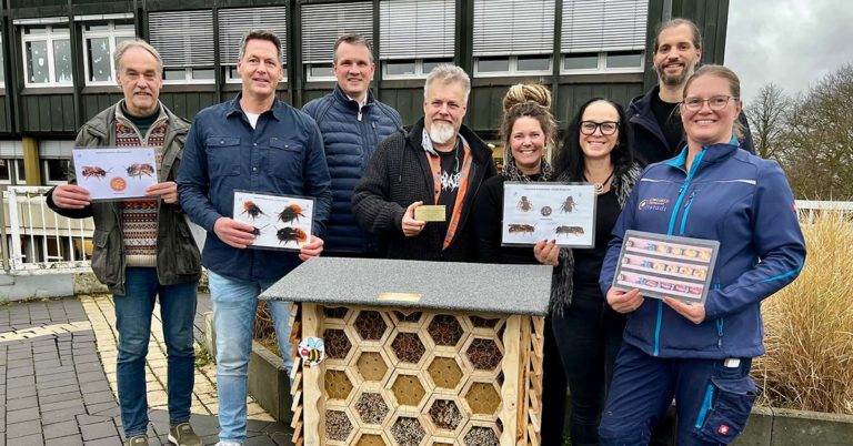 Ein kleines Zuhause für Wildbienen – von Kindern gebaut und feierlich übergeben